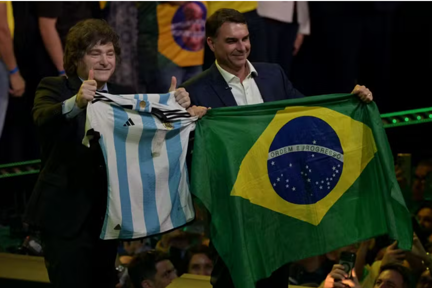 Javier Milei e Flávio Bolsonaro na convenção do PL
